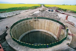 Šachta kruhového půdorysu z převrtávané pilotové stěny; tunel Březno