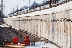 Pilotová stěna převrtávaná, kotvená v jedné úrovni, stav po ofrézování povrchu, River Park Bratislava, Slovensko