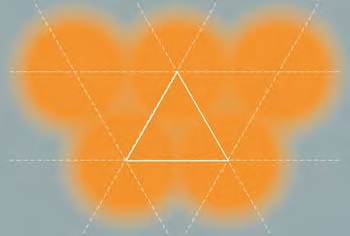Půdorysné schéma části pole hloubkového hutnění zemin. Jednotlivé vpichy hloubkového hutnění jsou navrženy ve vrcholech rovnoramenného trojúhelníku.