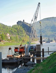 Těžba balvanitých štěrků pod ochranou pažnice při budování dalb dolního čekacího stání; Střekov, Ústí nad Labem