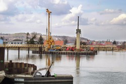 Štětová jímka pro pilotové založení pilíře nového mostu na řece Ptuj, Slovinsko