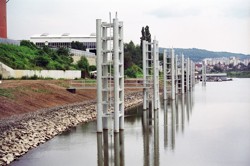Vysokovodní dalby, založené na elementech podzemních stěn, vybudované v rámci povodňové ochrany plavidel v přístavu Děčín-Rozbělesy