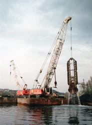 Excavation of shales in the Vltava river-bed for a retracted tube of the Prague underground line, uderpass of the IV.C underground line under the Vltava River