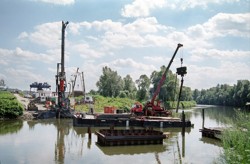 Beranění ocelových provizorních podpor pro skruž mostní estakády přes řeku Odru na obchvatu Ostravy na dálnici D47