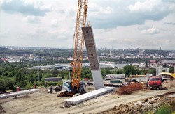 Využití technologie prefabrikovaných podzemních stěn při výstavbě liniové opěrné zdi podél komunikace, Vysočanská radiála v Praze