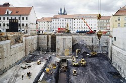 Konstrukční podzemní stěny pažicí stavební jámu jsou kotveny ve dvou úrovních pramencovými horninovými kotvami, obchodní centrum Myslbek, Praha