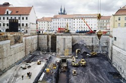 Konstrukční podzemní stěny pažicí stavební jámu jsou kotveny ve dvou úrovních pramencovými horninovými kotvami, obchodní centrum Myslbek, Praha
