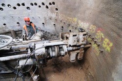 Hloubení vrtů pro kompenzační injektáž ze šachty důlní vrtnou soupravou, Královopolské tunely, Brno