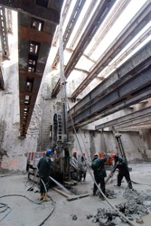 Rozepření hlubokých podzemních stěn rozměrným blokem z tryskové injektáže; Technologické centrum Královopolských tunelů, Brno