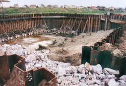 Driven cofferdam made of sheet pile walls propped up to anchoring components from sheet piles; reconstruction of a large navigation lock