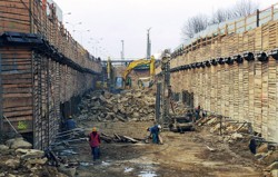 Rider bracing anchored at several levels secures an excavated section of the IV. C2 underground line in Prague-Prosek