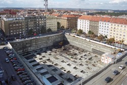 Rozsáhlá stavební jáma zajištěná kotveným záporovým pažením se stříkanými betony; Luxembourg Plaza Praha