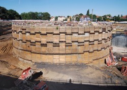 Záporové pažení v exponované části sjízdné rampy ústí do velké předportálovéstavební jámy. Stabilita pažení je zajištěna kombinací kotev v několikaúrovních systémem táhel a obručí z betonářské oceli v koruně pažení,tunely Blanka, Praha-Letná