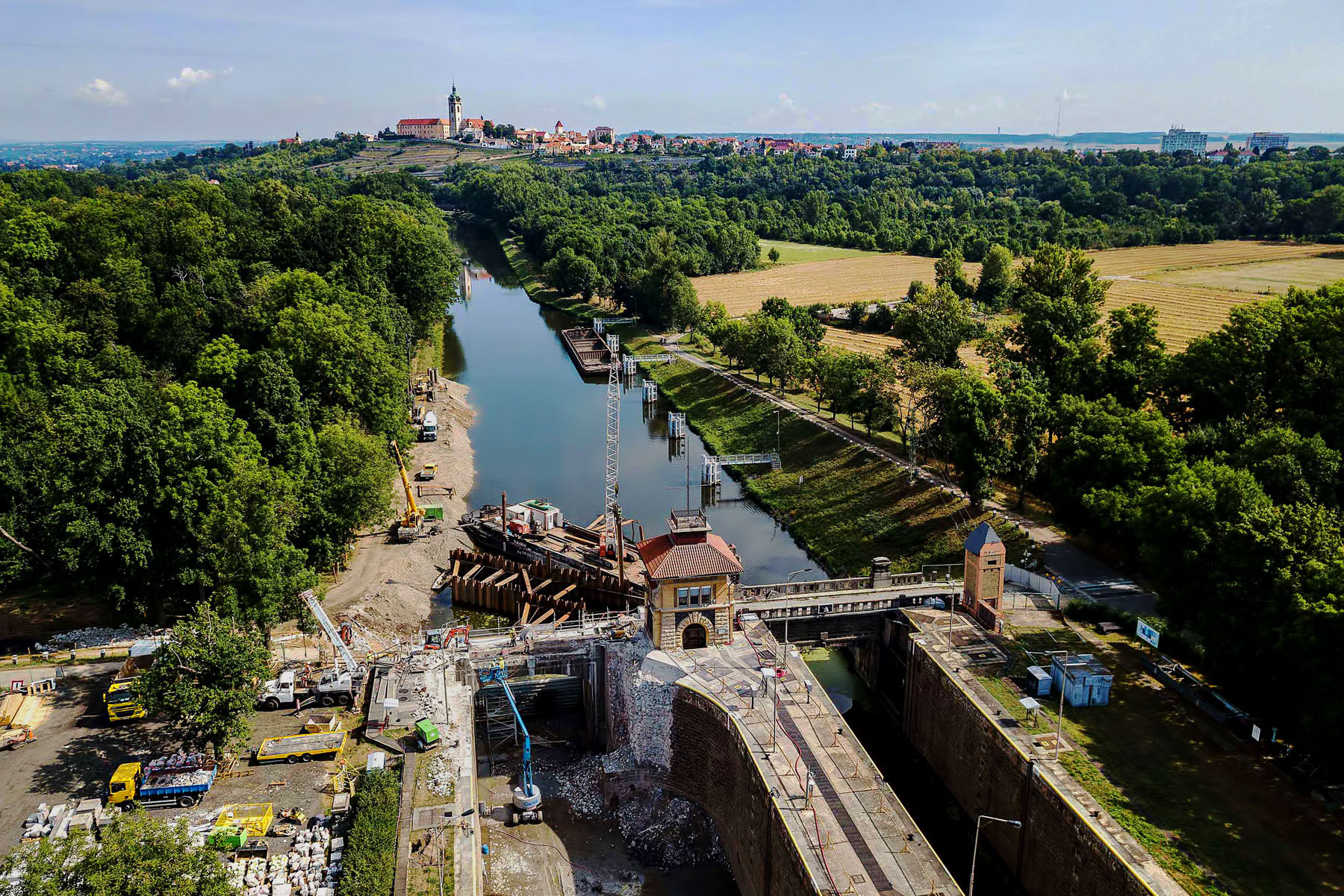 Úprava ohlaví plavební komory Hořín u Mělníka