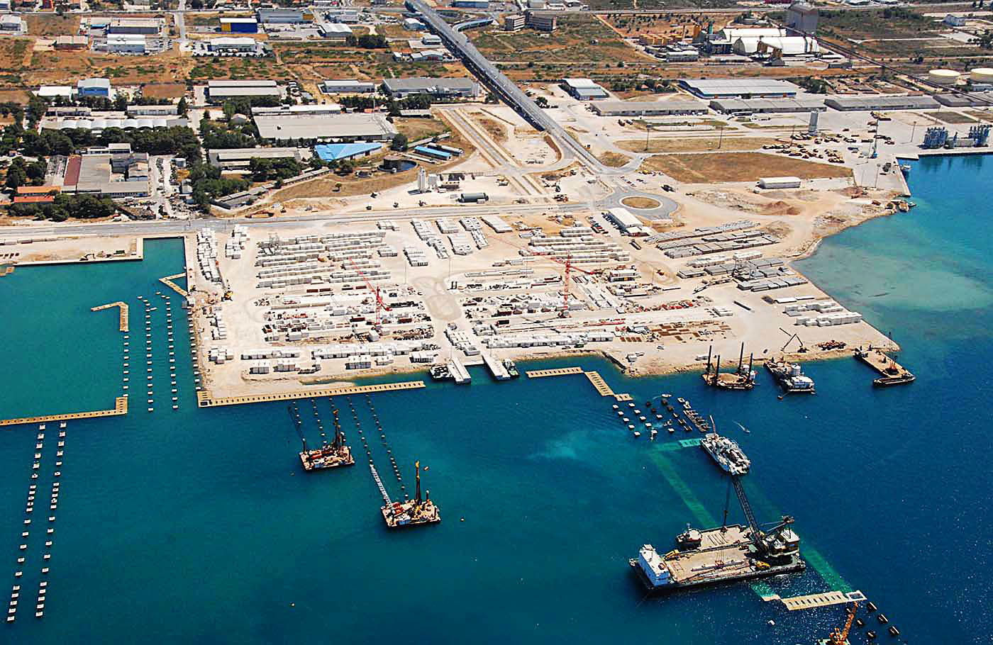 Pilotové založení přístavních mol pro trajektový terminál Gaženica v Zadaru